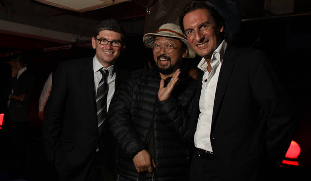 <strong>Louis Vuitton｜ルイ・ヴィトン</strong>　左から、ルイ・ヴィトン ジャパン カンパニー プレジデント&CEO フレデリック・グランジェさん、村上隆さん、ルイ・ヴィトン マルティエ エグゼクティブ ヴァイス プレジデント ピエトロ・ベッカーリさん　C) Louis Vuitton