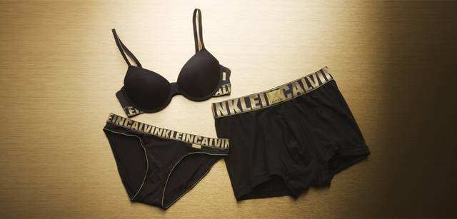 <strong>Calvin Klein Underwear｜カルバン・クライン アンダーウェア</strong> アンダーウェアをファッションアイテムに昇華したブランドのDNAがここに露出。ゴールドに輝くロゴで、隠れたお洒落を実践したい。<br />左上：ウィメンズ ブラ5565円、左下：ウィメンズ ビキニショーツ2730円、右：メンズトランク3150円　オンワード樫山 お客様相談室03-5476-5811