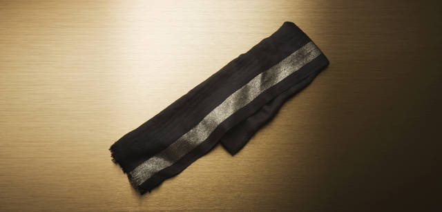 <strong>ck Calvin Klein｜ck カルバン・クライン</strong> ウィメンズ ストール／ゴールドラインのストールを巻けば、着こなしはおのずとクラスアップ。上質感漂うデザインは、流行を超越して永く使える。1万5750円 オンワード樫山 お客様相談室03-5476-5811