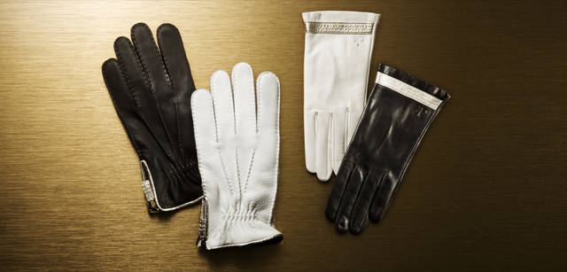 <strong>ck Calvin Klein｜ck カルバン・クライン</strong> グローブ／メンズは上質な鹿革を使用し、ウィメンズはソフトなラム革を採用したグローブ。トリムやラインでさり気なくゴールドをセット。<br />左：メンズ グローブ 各1万3650円、右：ウィメンズ グローブ 各1万500円　オンワード樫山 お客様相談室03-5476-5811、三善産業03-3862-4891