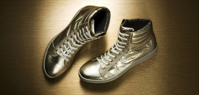 <strong>ck Calvin Klein｜ck カルバン・クライン</strong> メンズ スニーカー／スポーティかつゴージャスなハイカットスニーカー。世の中に出回っているゴールドの見え方とは一線を画す、箔押しゴールド。ソールやレースが白いので、カジュアルなコーディネートにも合わせやすい。3万1500円　オンワード樫山 お客様相談室03-5476-5811、マドラス お客様相談室0120-30-4192