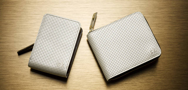 <strong>ck Calvin Klein｜ck カルバン・クライン</strong> メンズ小物／テクスチャーを楽しめるパンチングレザー。左: メンズ カメラケース9450円、右: メンズ 二つ折り財布1万6800円　オンワード樫山 お客様相談室03-5476-5811 