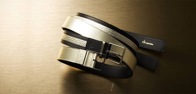 <strong>ck Calvin Klein｜ck カルバン・クライン</strong> メンズ ベルト／ゴールドのベルトで、いつものコーディネートにアクセントを。全面ゴールドのタイプもライン状に切り替えられたタイプも、腰周りに華を添えてくれる。各1万5750円オンワード樫山 お客様相談室03-5476-5811、三善産業03-3862-4891