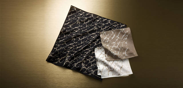 <strong>ck Calvin Klein｜ck カルバン・クライン</strong> ハンカチーフ／黒と白はゴールド模様。そしてゴールド地に白模様も。各1050円 ブルーミング中西0120-030-632