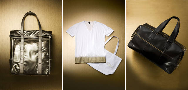 <strong>ck Calvin Klein｜ck カルバン・クライン</strong> メンズ バッグ／ボストンやトートなどバッグの種類は豊富。<br />左：メンズ トートバッグ すべてがゴールドのトートバッグは着こなしのスパイスに。折り畳んで高さが調節できる仕様や多彩なポケットなど、機能面も充実。3万9900円 。<br />中央：ウィメンズ Tシャツ＋トートバッグ 裾にゴールドのロゴプリントが施されたTシャツと、便利なコットン製トート。いずれもさりげないゴールド使いが上品。T シャツ&トートバック セットで9975円 <br />右：メンズ ボストンバッグ ラミネートコーティングのブラックと、金具類のゴールドとの対比がシャープ。光沢を湛えるボストンバッグだが、ボックス型で収納力も充分。5万400円 オンワード樫山 お客様相談室03-5476-5811
