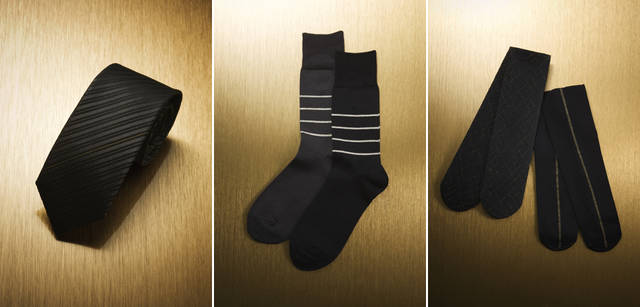 <strong>ck Calvin Klein｜ck カルバン・クライン</strong> 左：斜めに走るゴールドのラインは、純金の金糸によるもの。本物だけが持つ輝きが楽しめる。ネクタイ1万500円 オンワード樫山 お客様相談室03-5476-5811、アラ商事03-3639-0129<br>中：メンズ ソックス1365円 ナイガイ お客様相談室03-3293-7151<br>右：ストッキング類／ゴールドラメ混 フィッシュネット 1050円 、ゴールドラメ バックシーム タイツ1260円 グンゼ お客様相談室0120-167-874