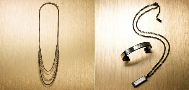 <strong>ck Calvin Klein Jewelry｜ck カルバン・クラインジュエリー</strong> アクセサリー／装いにゴールドの煌めきを！　 左：チェーンネックレス9975円 オンワード樫山 お客様相談室03-5476-5811、ヴァンドームヤマダ03-3470-4061<br>右：レザーペンダント2万1000円 、メンズ レザーバングル2万2050円 ヴァンドームヤマダ03-3470-4061