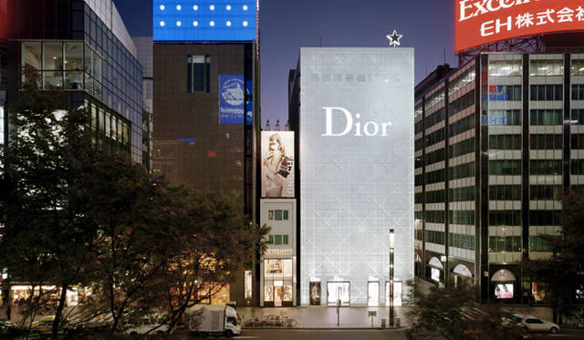 <strong>特集｜OPENERS的ニッポンの女性建築家　乾久美子</strong>　『Dior Ginza』 （2004年）　写真＝阿野太一