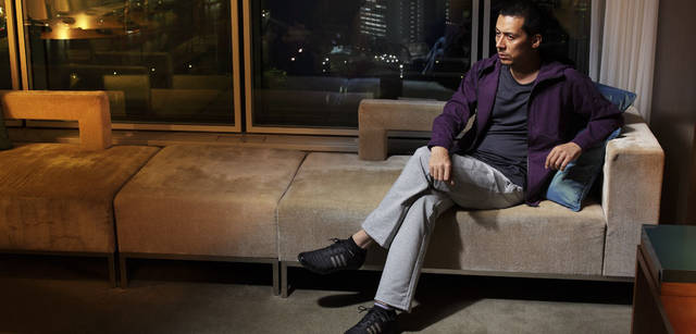 <strong>コンラッド東京 ランニングプラン“Conrad Stay, Run & Eat supported by adidas”</strong>　「シティルームでくつろぐ」<br>プレミアム ストレッチフレンチテリーフーデッドジャケット P25994（カラー／ディーペストパープルF10）1万2600円、プレミアム クールストレッチS/S T P25965（ファントムS09）8295円、プレミアム ストレッチフレンチテリーパンツ P25987（ミディアムグレイヘザー）1万500円（すべてadidas-premiumsports）シューズ G17899「FLUID TRAINER M（フルイド トレーナー M）」9345円（adidas）