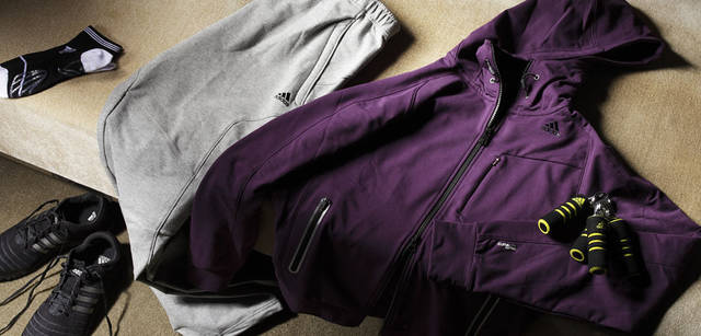 <strong>コンラッド東京 ランニングプラン“Conrad Stay, Run & Eat supported by adidas”</strong>　「シティルームでくつろぐ」<br>プレミアム ストレッチフレンチテリーフーデッドジャケット P25994（カラー／ディーペストパープルF10）1万2600円、プレミアム クールストレッチS/S T P25965（ファントムS09）8295円、プレミアム ストレッチフレンチテリーパンツ P25987（ミディアムグレイヘザー）1万500円（すべてadidas-premiumsports）ランニング グリップソックス P66869 1155円、シューズ G17899「FLUID TRAINER M（フルイド トレーナー M）」9345円（adidas）、ハンドグリップ参考商品