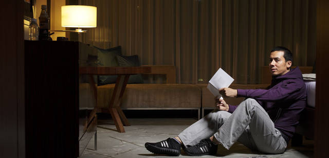 <strong>コンラッド東京 ランニングプラン“Conrad Stay, Run & Eat supported by adidas”</strong>　「シティルームでくつろぐ」<br>プレミアム ストレッチフレンチテリーフーデッドジャケット P25994（カラー／ディーペストパープルF10）1万2600円、プレミアム ストレッチフレンチテリーパンツ P25987（ミディアムグレイヘザー）1万500円（ともにadidas-premiumsports）シューズ G17899「FLUID TRAINER M（フルイド トレーナー M）」9345円（adidas）