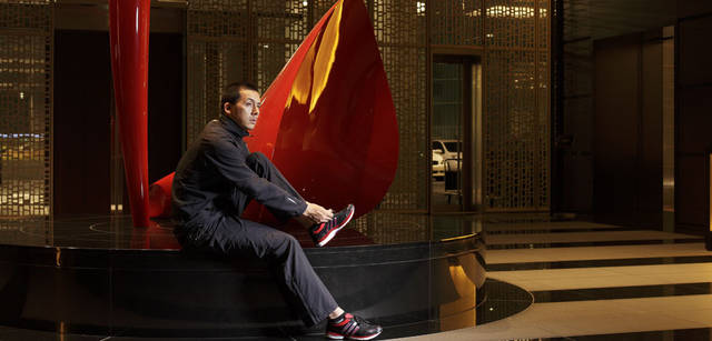 <strong>コンラッド東京 ランニングプラン“Conrad Stay, Run & Eat supported by adidas”</strong>　「コンラッド東京を起点に走る」<br>プレミアム クロスジャケットP25970（カラー／ブラック）1万3650円、プレミアム クールストレッチS/S TP25965（ファントムS09×ミステリーF10）8295円、プレミアム クロスパンツP25968（ブラック）1万1550円（すべてadidas-premiumsports）シューズ「アディゼロAGEG12991」1万2600円（adidas running）