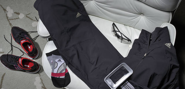 <strong>コンラッド東京 ランニングプラン“Conrad Stay, Run & Eat supported by adidas”</strong>　「コンラッド東京を起点に走る」<br>プレミアム クロスジャケットP25970（カラー／ブラック）1万3650円、プレミアム クールストレッチS/S TP25965（ファントムS09×ミステリーF10）8295円、プレミアム クロスパンツP25968（ブラック）1万1550円（すべてadidas-premiumsports）ランニング クロステーピングソックス P66870 1890円、シューズ「アディゼロAGEG12991」1万2600円（adidas running）、au ×adidas 携帯電話ホルダー参考商品、サングラス参考商品