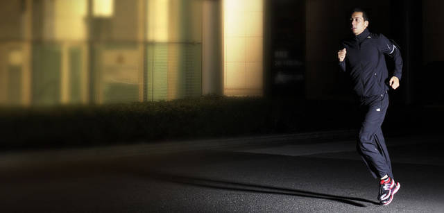 <strong>コンラッド東京 ランニングプラン“Conrad Stay, Run & Eat supported by adidas”</strong>　「コンラッド東京を起点に走る」<br>プレミアム クロスジャケットP25970（カラー／ブラック）1万3650円、プレミアム クールストレッチS/S TP25965（ファントムS09×ミステリーF10）8295円、プレミアム クロスパンツP25968（ブラック）1万1550円（すべてadidas-premiumsports）シューズ「アディゼロAGEG12991」1万2600円（adidas running）