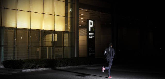 <strong>コンラッド東京 ランニングプラン“Conrad Stay, Run & Eat supported by adidas”</strong>　「コンラッド東京を起点に走る」<br>プレミアム クロスジャケットP25970（カラー／ブラック）1万3650円、プレミアム クールストレッチS/S TP25965（ファントムS09×ミステリーF10）8295円、プレミアム クロスパンツP25968（ブラック）1万1550円（すべてadidas-premiumsports）シューズ「アディゼロAGEG12991」1万2600円（adidas running）