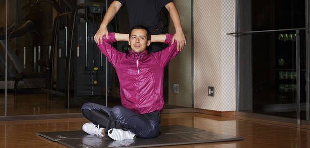 <strong>コンラッド東京 ランニングプラン“Conrad Stay, Run & Eat supported by adidas”</strong>　「水月スパ＆フィットネスのストレッチポール＆パーソナルストレッチ（40分）を選ぶ」<br>プレミアム ライトウインド フーデッドジャケットO19192（カラー／ウルトラビューティー F10）1万5750円、プレミアム ライトウインド 3/4パンツO19190（ディーペストスペースF10）1万500円、プレミアム タイツP25978（ファントムS09）8400円（すべてadidas-premiumsports）シューズ「FLUID TRAINER MG17898（フルイド トレーナー M）」9345円（adidas）