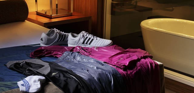 <strong>コンラッド東京 ランニングプラン“Conrad Stay, Run & Eat supported by adidas”</strong>　「水月スパ＆フィットネスのストレッチポール＆パーソナルストレッチ（40分）を選ぶ」<br>プレミアム ライトウインド フーデッドジャケットO19192（カラー／ウルトラビューティー F10）1万5750円、プレミアム ライトウインド 3/4パンツO19190（ディーペストスペースF10）1万500円、プレミアム タイツP25978（ファントムS09）8400円（すべてadidas-premiumsports）シューズ「FLUID TRAINER MG17898（フルイド トレーナー M）」9345円（adidas）、ソックス参考商品