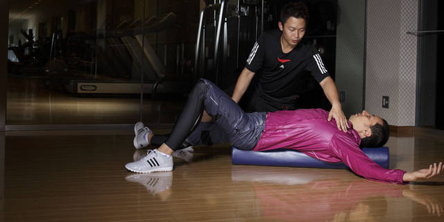 <strong>コンラッド東京 ランニングプラン“Conrad Stay, Run & Eat supported by adidas”</strong>　「水月スパ＆フィットネスのストレッチポール＆パーソナルストレッチ（40分）を選ぶ」<br>プレミアム ライトウインド フーデッドジャケットO19192（カラー／ウルトラビューティー F10）1万5750円、プレミアム ライトウインド 3/4パンツO19190（ディーペストスペースF10）1万500円、プレミアム タイツP25978（ファントムS09）8400円（すべてadidas-premiumsports）シューズ「FLUID TRAINER MG17898（フルイド トレーナー M）」9345円（adidas）