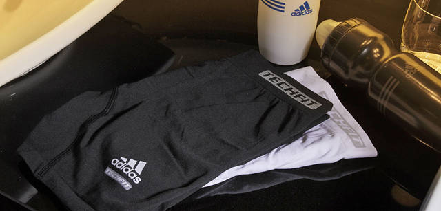 <strong>コンラッド東京 ランニングプラン“Conrad Stay, Run & Eat supported by adidas”</strong>　TF UNDERWEAR ボクサーパンツ P21996 3150円（ブラックのみ、白は参考商品）、スクイズボトル 600ミリリットル E37478 ともに1155円（adidas）