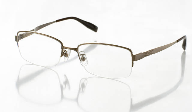 <strong>BURBERRY｜バーバリー</strong>　　テンプルにはベルトやバッグなどにも使われるバックルのモチーフがほどこされている。