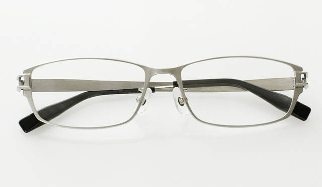 <strong>BURBERRY｜バーバリー</strong>　細めのラインがよりシャープな印象のこちらのモデルはライトブラウンマット、パールゴールドマット、ライトグレイマット、ダークグレイマットの全4色展開。　BE1160T 4万8300円（バーバリー アイウェア）