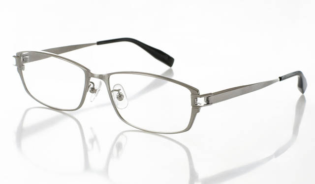 <strong>BURBERRY｜バーバリー</strong>　テンプルにはブランドの代表的アイコンであるチェックがさりげなくほどこされている。