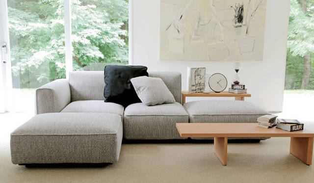 <strong>Arflex｜アルフレックス</strong>　ソファ「OMNIO（オムニオ）」design C.O.D. & ARFLEX JAPAN R&D<br>ミックスタイプ 左アームソファ＋ハイタイプアームレスソファ＋シート×2　W2580×D1660×H720×SH375 72万4500円（SMR-LGY／F3）、羽毛クッション(左) W500×H500×T150 3万450円（TOE-91X／F4）、羽毛クッション(右) W400×H400×T150 19,950円（SMR-LGY／F3）、テーブル「ブラッコ」 奥／W870×D320×H440 8万1900円 ホワイトオーク材、手前／W1175×D320×H370 9万4500円 ホワイトオーク材