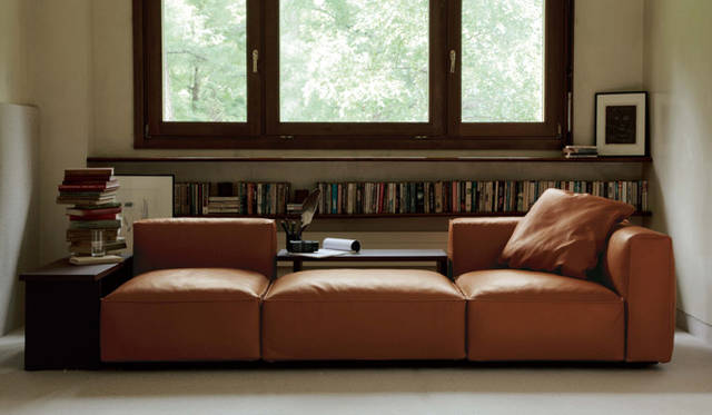 <strong>Arflex｜アルフレックス</strong>　ソファ「OMNIO（オムニオ）」design C.O.D. & ARFLEX JAPAN R&D<br>ロータイプアームレスソファ＋シート＋ロータイプ右アームソファ　W2580×D940×H620×SH375 100万650円、羽毛クッションW500×H500×T150 5万5650円（PDL-BN）、テーブル「ブラッコ」 奥／W870×D320×H440 8万6100円 ブラックウォールナット材、左／W870×D320×H440（棚付） 9万9750円 ブラックウォールナット材