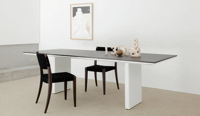 <strong>Arflex｜アルフレックス</strong>　テーブル「AFFOGATO（アフォガート）」design ARFLEX JAPAN R&D<br>テーブル「アフォガート」W2400×D900×H72×T46 40万7400円 ホワイトオーク材ダークオーク色塗装仕上げ、アームレスチェア「ティナ10」W498×D515×H780×SH435 7万8750円×2 オーク材ダークオーク色塗装仕上げ・布テープブラック