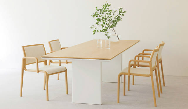 <strong>Arflex｜アルフレックス</strong>　テーブル「AFFOGATO（アフォガート）」design ARFLEX JAPAN R&D<br>テーブル「アフォガート」W2400×D900×H72×T46 39万6900円 ホワイトオーク材塗装仕上げ