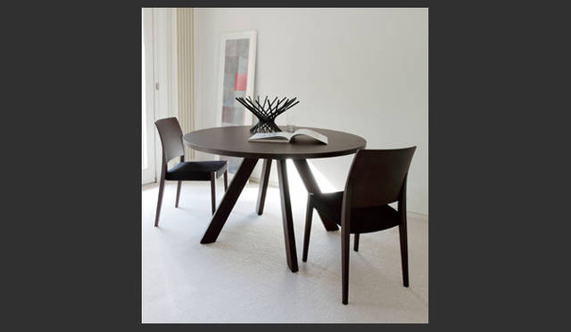 <strong>Arflex｜アルフレックス</strong>　テーブル「MEDUSA（メデューサ）」design C.O.D. <br>テーブル「メデューサ」 1200Φ H720×T29 19万7400円 ホワイトオーク材ダークオーク色塗装仕上げ、チェア「スプンティーノ」 W420×D488×H780×SH433 6万3000円 オーク材ダークオーク色塗装仕上げ（KKP-BK／F4）