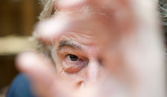 <strong>Paul Smith｜ポール・スミス</strong>　「隣のエルメスのオレンジを引き立てながら主張するケンカをしない色としてグリーンを選んだんだ」