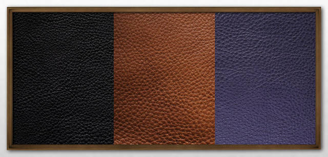 <strong>HERGOPOCH｜エルゴポック</strong>   レザーのカラーバリエーション。左からブラック、キャメル、パープル。独特の大きなシボが、プライム グレイン レザーの美しさを増す。型により色バリエーションは異なる。