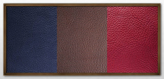 <strong>HERGOPOCH｜エルゴポック</strong>   レザーのカラーバリエーション。左からネイビー、ダークブラウン、レッド。独特の大きなシボが、プライム グレイン レザーの美しさを増す。型により色バリエーションは異なる。