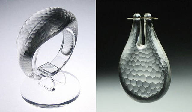 <strong>SIRI SIRI｜シリシリ</strong>　左／KIRIKO bangle、右／KIRIKO earrings SHIZUKU