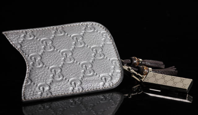 <strong>GUCCI｜グッチ</strong>　左から／ブラックベリーケース [シルバー] 2万1000円、USBキーホルダー 3万9900円（ともにグッチ／グッチ ジャパン）