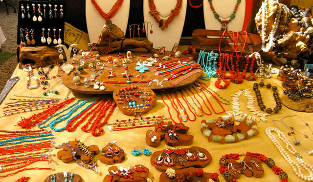 <strong>ibiza Chillout Lounge Vol.04｜Creation</strong>　手づくりの一点ものばかりが売られている。