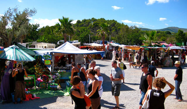 <strong>ibiza Chillout Lounge Vol.04｜Creation</strong>　シーズンはじめの空いている時期。夏はこのなかがお客さんで動けなくなります！