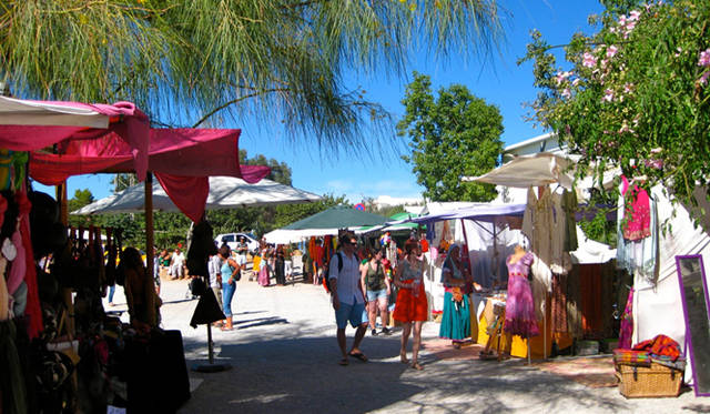 <strong>ibiza Chillout Lounge Vol.04｜Creation</strong>　マーケット中が豊かな色で彩られ、歩いているだけも楽しめます。