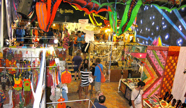 <strong>ibiza Chillout Lounge Vol.04｜Creation</strong>　夜にはダンスフロアーのエリアにもお店が並ぶ。