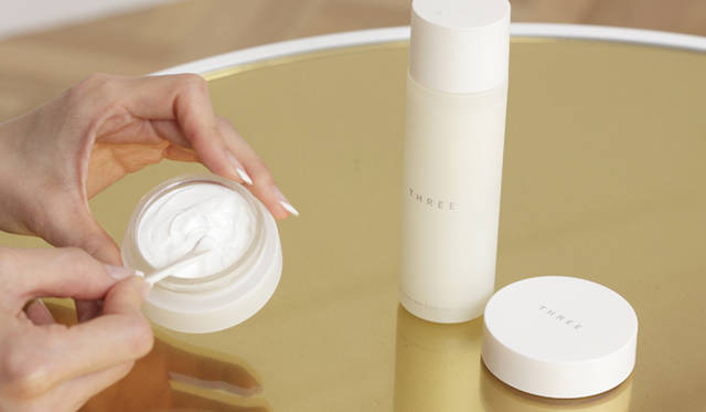 THREE｜形成外科専門医　草野貴子のスキンケア・レポート