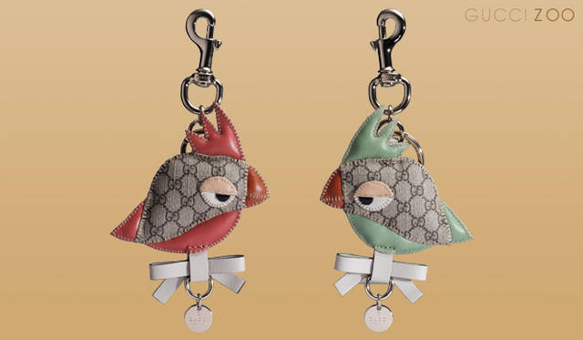 <strong>GUCCI｜グッチ</strong>　左から／チャーム [オウム] [ベージュ×スターフィッシュ] 1万7850円、チャーム [オウム] [ベージュ×クレスグリーン] 1万7850円（ともにグッチ／グッチ ジャパン）