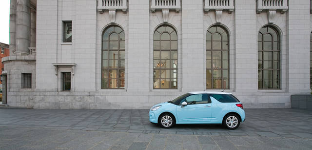 <strong>CITROEN DS3｜シトロエン DS3</strong>　旧第一銀行横浜支店をほぼそのまま活用