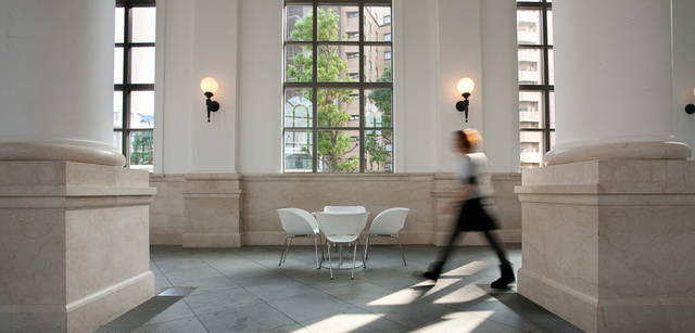 <strong>CITROEN DS3｜シトロエン DS3</strong>　展示スペースにもなるカフェには、やわらかな光が射しこむ 