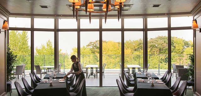 <strong>CITROEN DS3｜シトロエン DS3</strong>　黒を基調とするが、大きな窓から入る自然光でじゅうぶんに明るい 