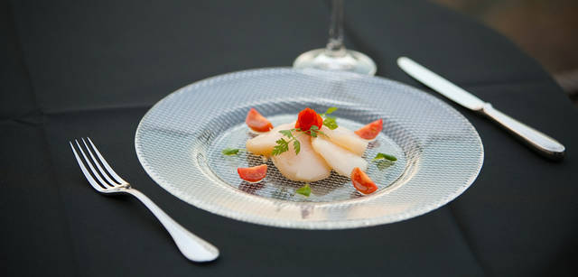 <strong>CITROEN DS3｜シトロエン DS3</strong>　前菜「帆立貝柱の軽い燻製　根セロリと林檎のサラダ」 