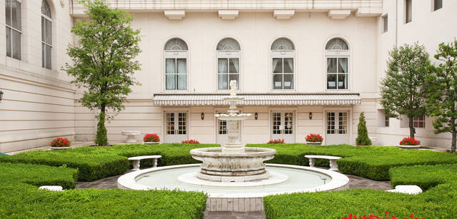 <strong>CITROEN DS3｜シトロエン DS3</strong>　「イル・ジャルディーノ」の料理は、中庭でも楽しめる 