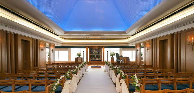 <strong>CITROEN DS3｜シトロエン DS3</strong>　新館最上階の17階にある「スカイチャペル」。