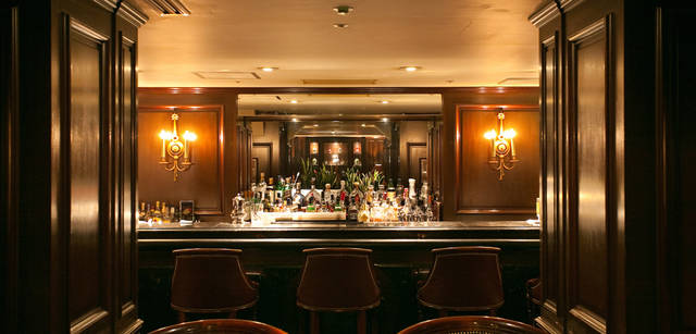 <strong>CITROEN DS3｜シトロエン DS3</strong>　バー「シーガーディアンⅡ」。宿泊客以外の常連も多い。