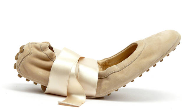 　今回のパートナーシップを記念してつくられたバレリーナシューズ。靴底にトッズのアイコン的存在である「ゴンミーニ（ゴム突起）」があしらわれている。世界限定1000足（日本では約60足を展開予定）。